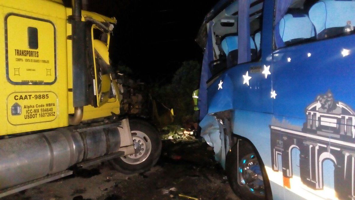 Choque entre tráiler y autobús en Veracruz deja un muerto y 15 heridos