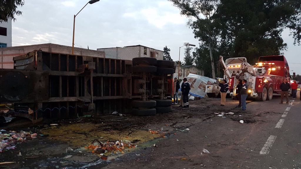 Accidente con semirremolque deja dos muertos en la México-Puebla Accidente con semirremolque deja dos muertos en la México-Puebla