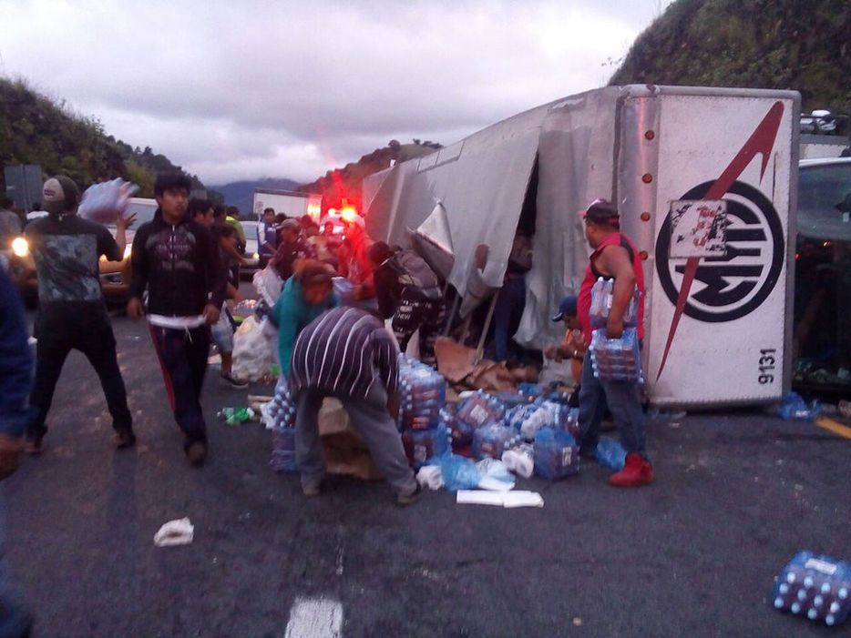 Roban víveres para Oaxaca tras volcadura de tráiler