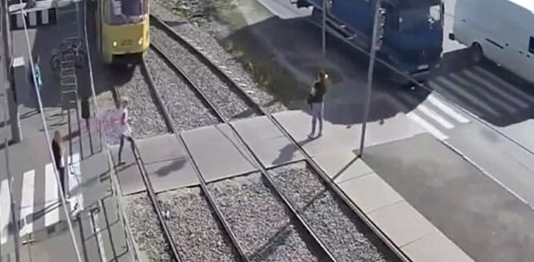 #Video Arrollan a mujer distraída con su celular