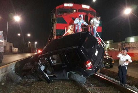Tren impacta camioneta en Nuevo León Tren impacta camioneta en Nuevo León