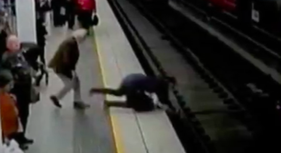 #Video Hombre se desmaya y cae a las vías del metro en Australia