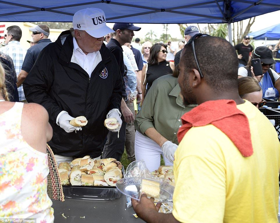 Entrega Trump sándwiches a damnificados en Florida por huracán Irma - trump-eeuu-1