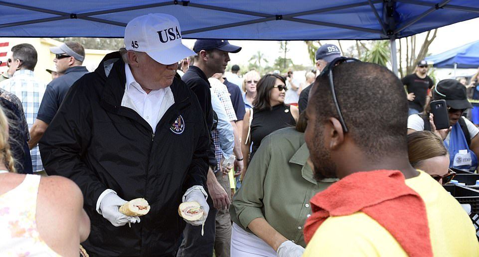 Entrega Trump sándwiches a damnificados en Florida por huracán Irma