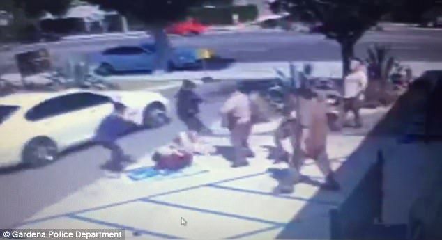 #Video Trabajadores de UPS detienen a ladrones armados #Video Trabajadores de UPS detienen a ladrones armados