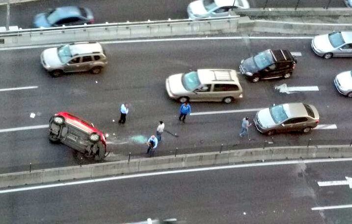 Vuelca auto en segundo piso del Periférico