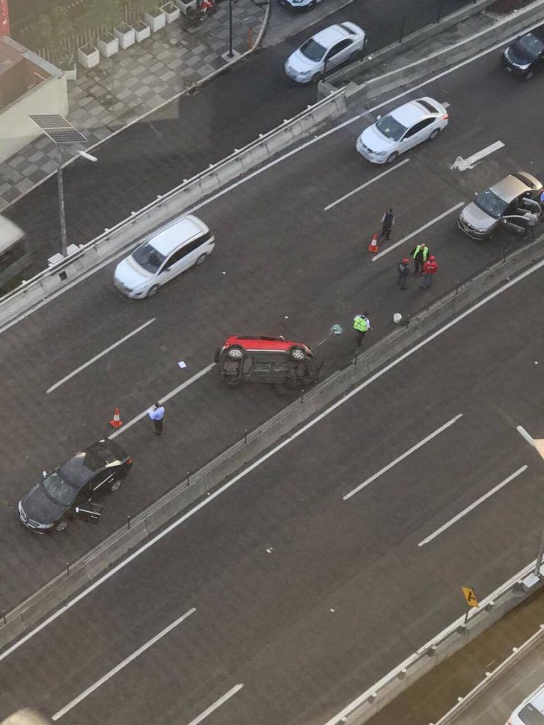 Vuelca auto en segundo piso del Periférico - volcadura-periferico1-768x1024