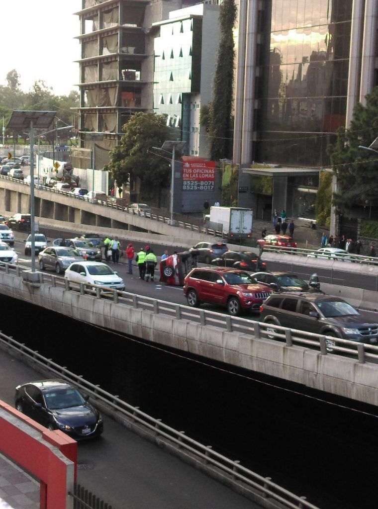 Vuelca auto en segundo piso del Periférico - volcadura-periferico2-760x1024