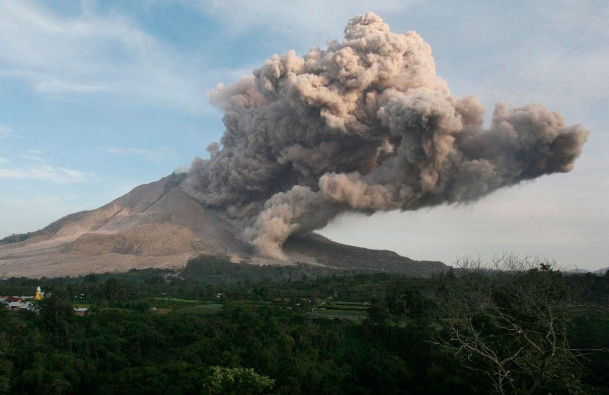 Evacuan más de nueve mil por volcán en Indonesia