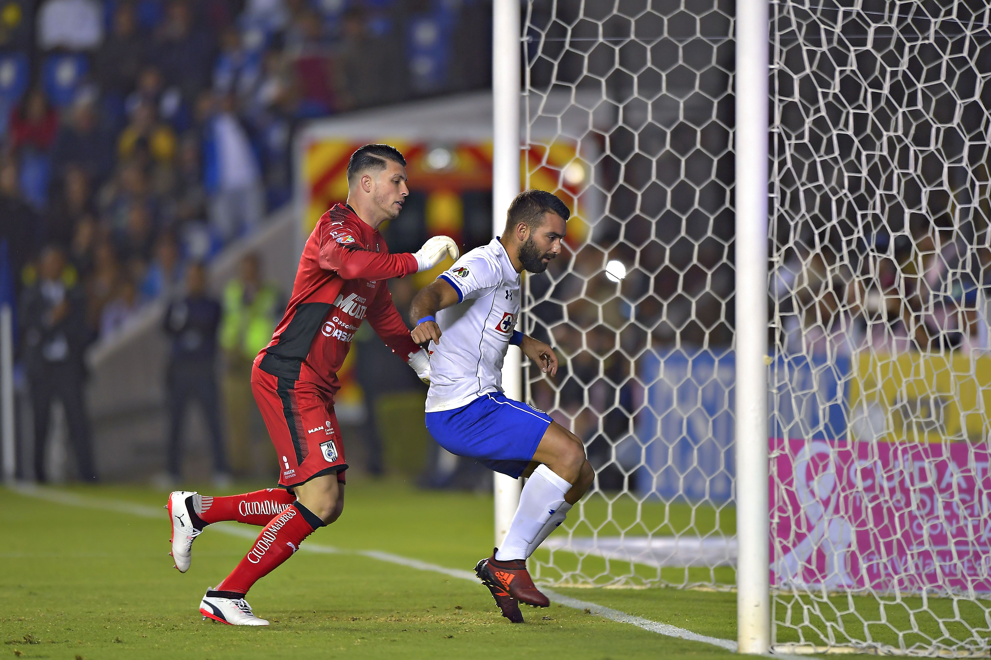 Cruz Azul vence a Gallos Blancos con polémico arbitraje - 20171017_3390