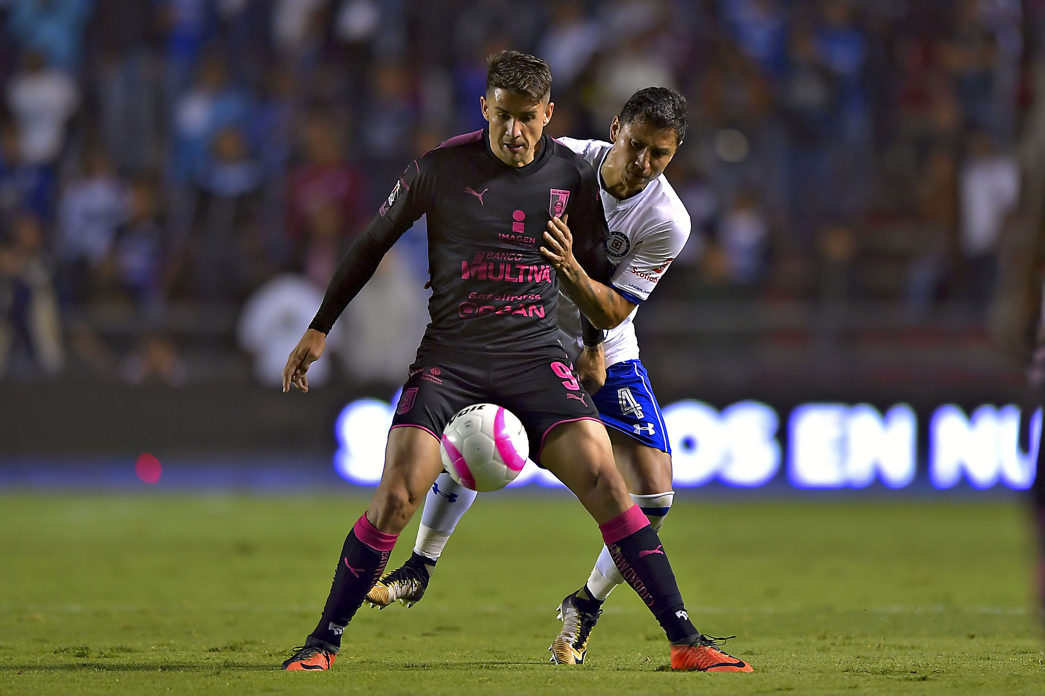 Cruz Azul vence a Gallos Blancos con polémico arbitraje