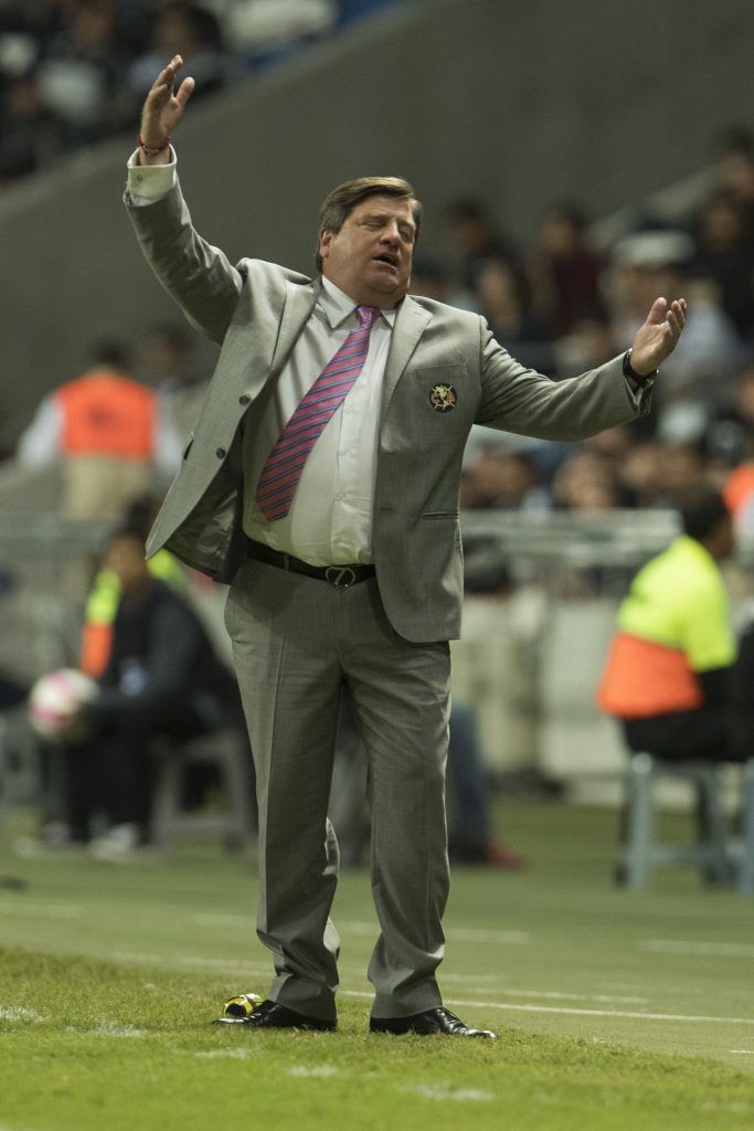 Abren investigación por seña obscena de Miguel Herrera - 20171028_8093-683x1024