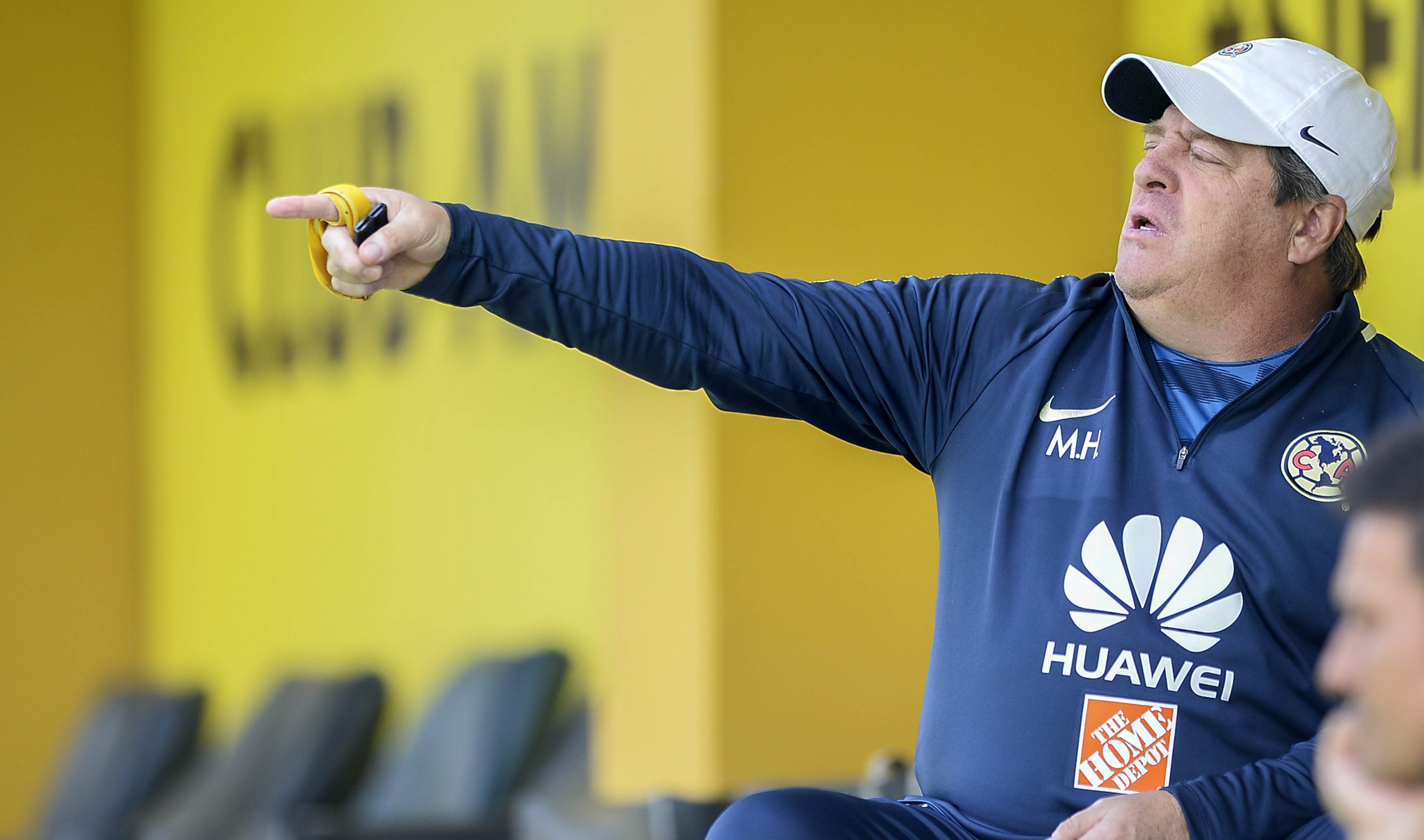 Abren investigación por seña obscena de Miguel Herrera