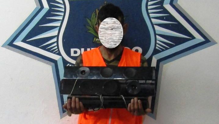 Finge cargar un bebé para robar teatro en casa en Durango