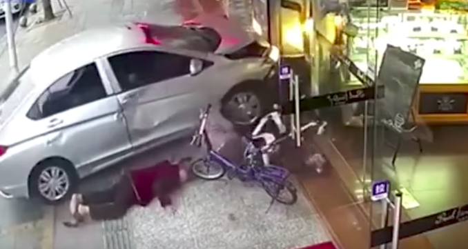 #Video Mujer logra salvar a su amiga en accidente vial en China