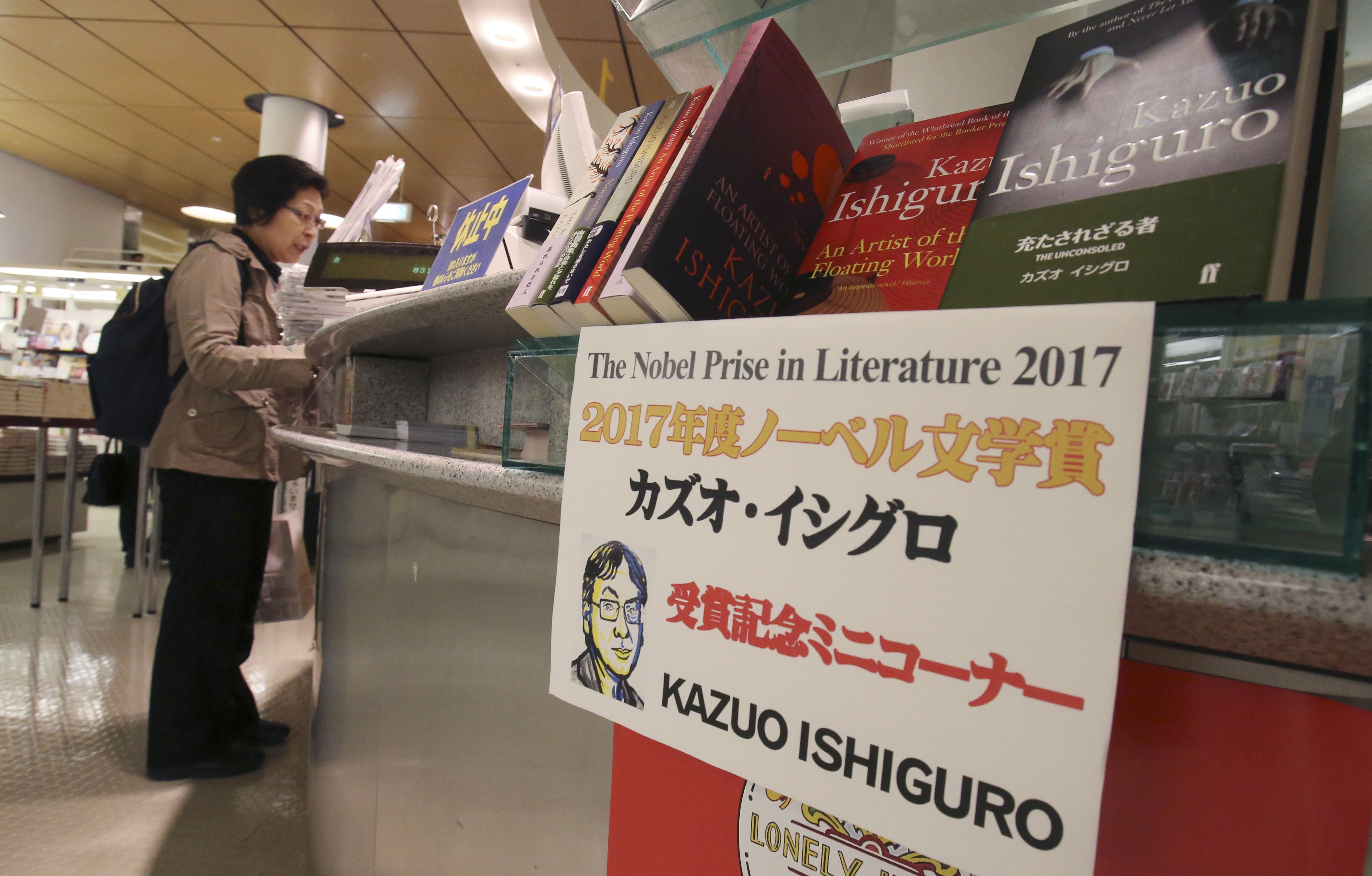 Celebran Nobel de Kazuo Ishiguro en Japón - AP17279742593052
