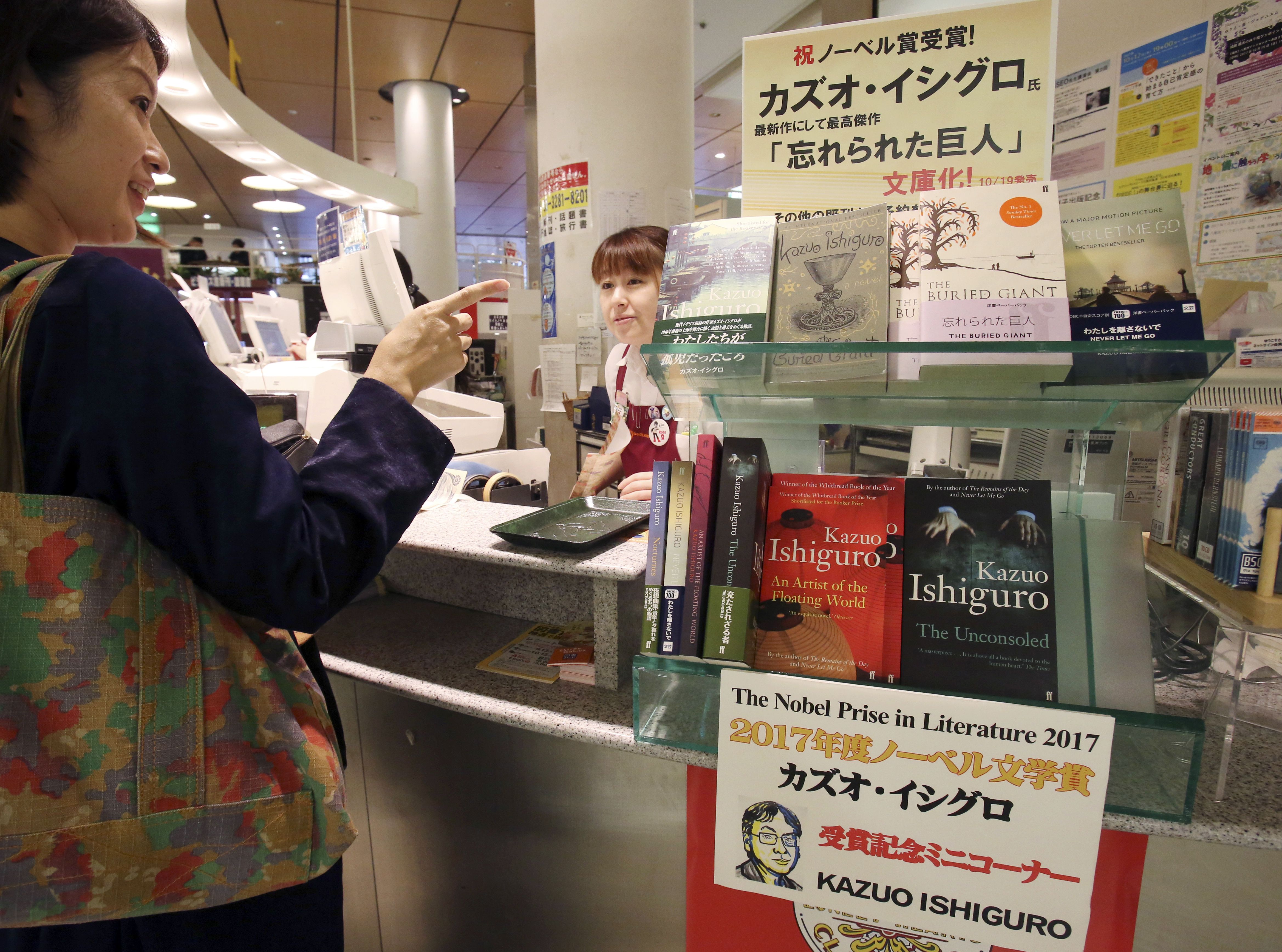 Celebran Nobel de Kazuo Ishiguro en Japón - AP17279742728285