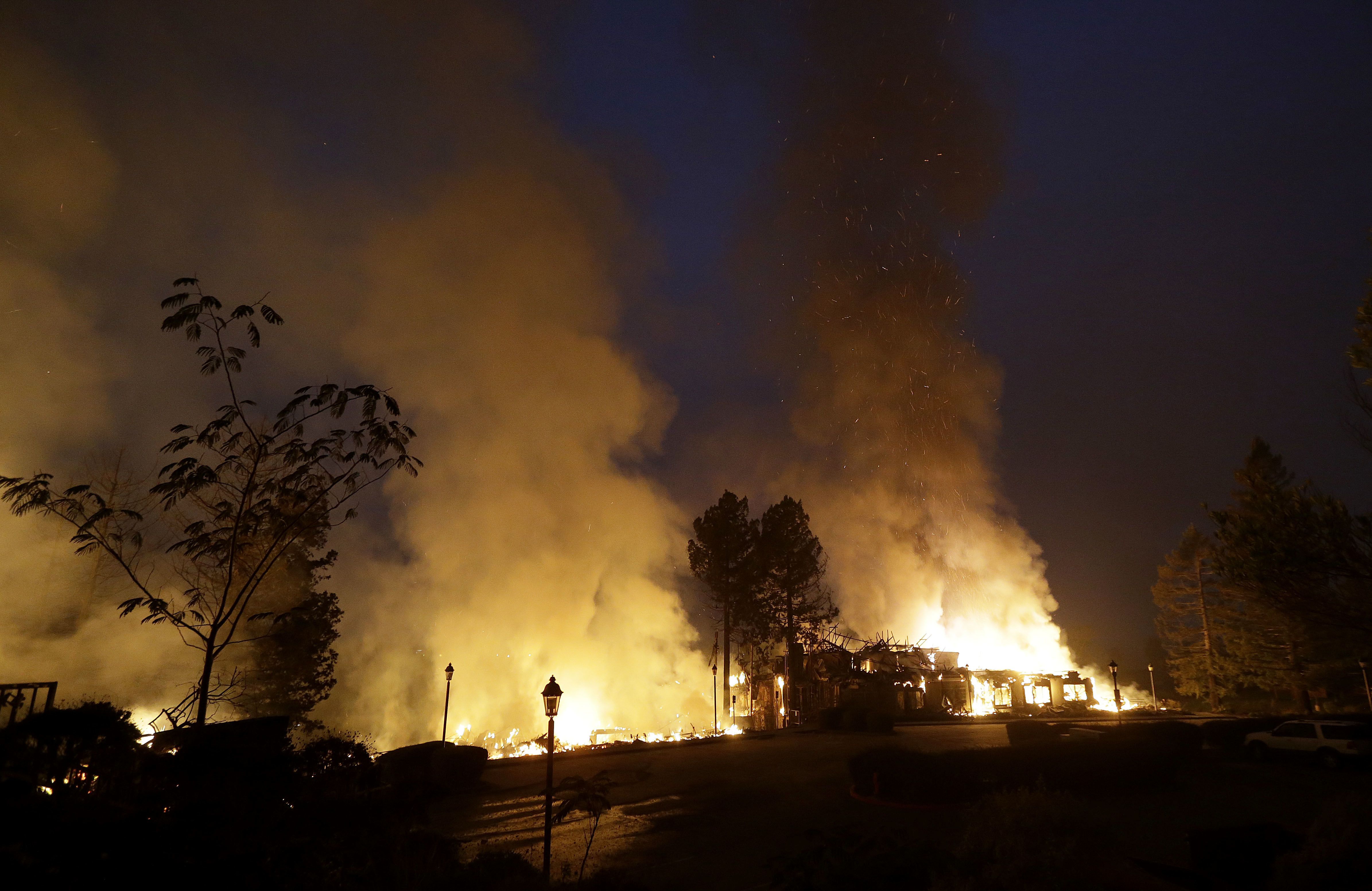 Aumenta a 15 el número de muertos por incendios en California - AP17283498546996