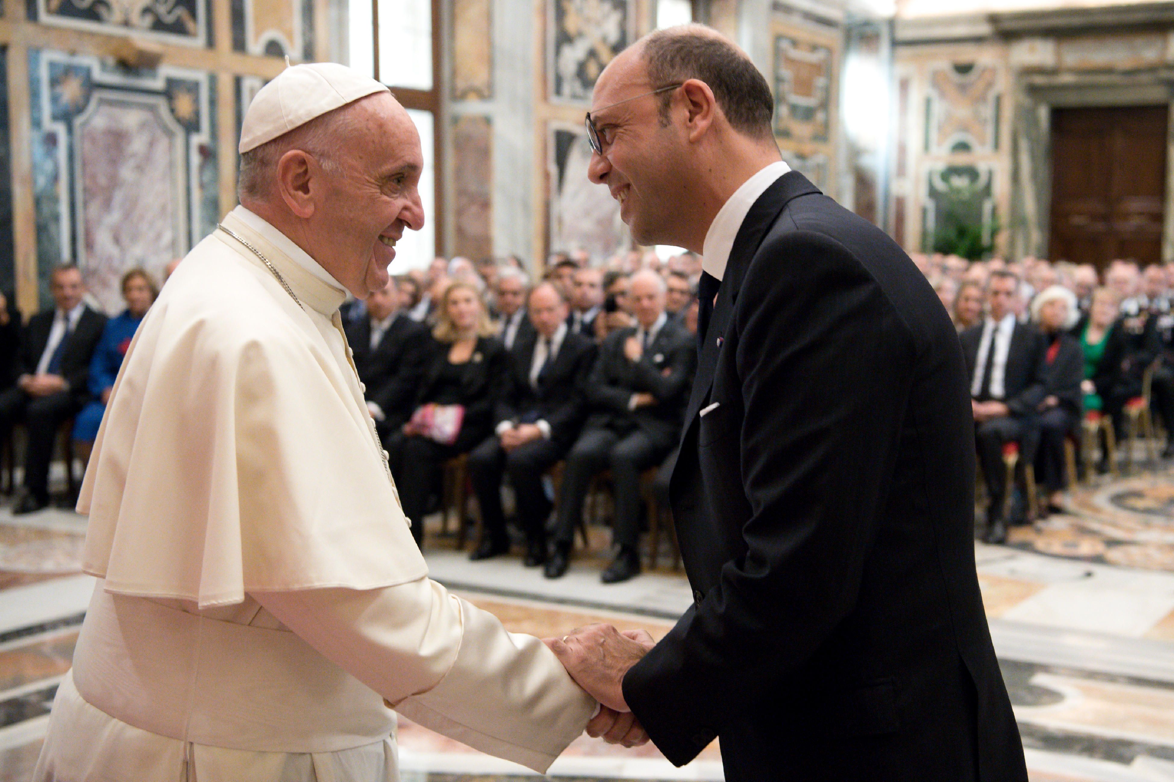 El Papa Francisco llama a promover el diálogo político en Europa - AP17301626326455