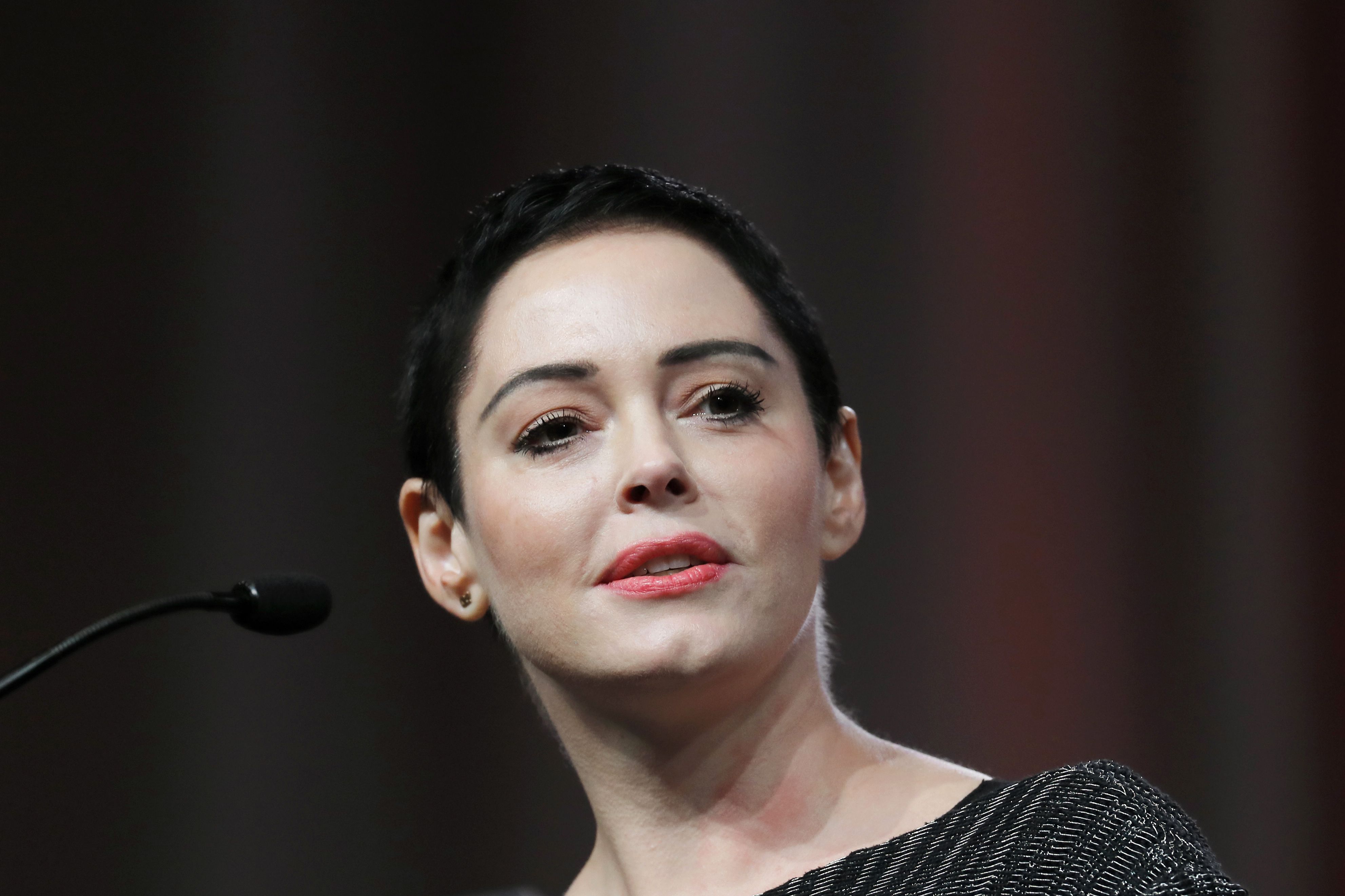 Ordenan arrestar a Rose McGowan por posesión de drogas