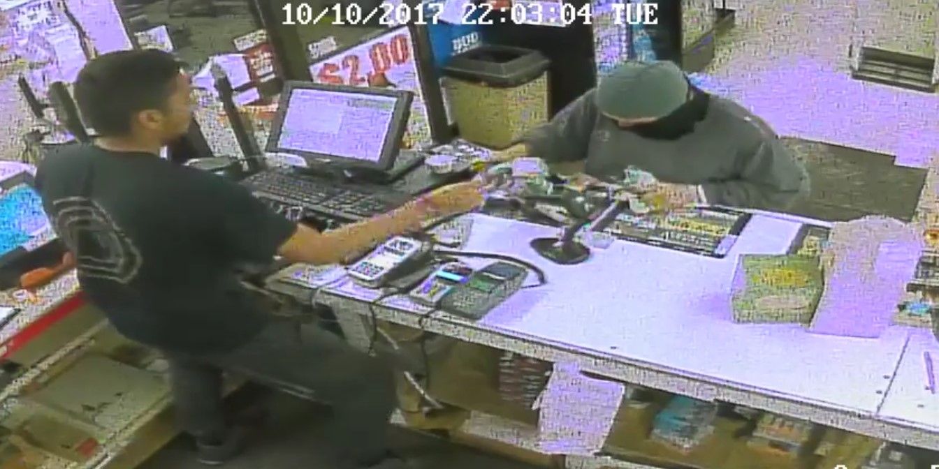 #Video Asaltante se distrae y cajero le quita el arma en tienda de EE. UU.
