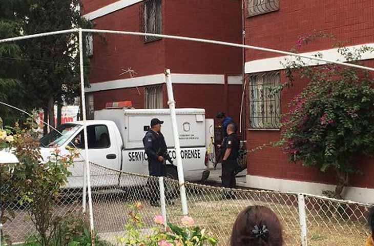 Matan a balazos a tres personas en departamento de Coacalco