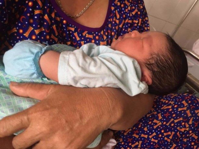 Mujer da a luz a bebé de siete kilos en Vietnam