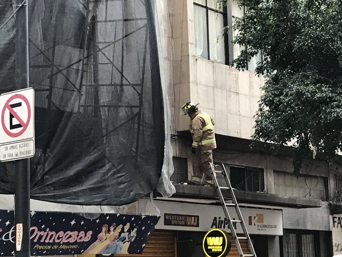 Colapso de marquesina en el Centro deja un menor lesionado - Cae-Marquesina-en-Centro-3