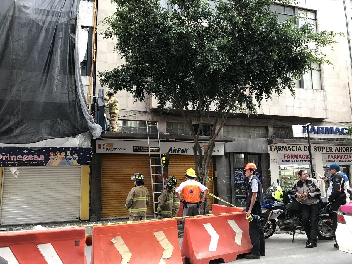 Colapso de marquesina en el Centro deja un menor lesionado - Cae-Marquesina-en-Centro-4