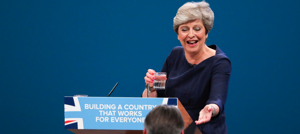 Theresa May no paró de toser durante discurso clave