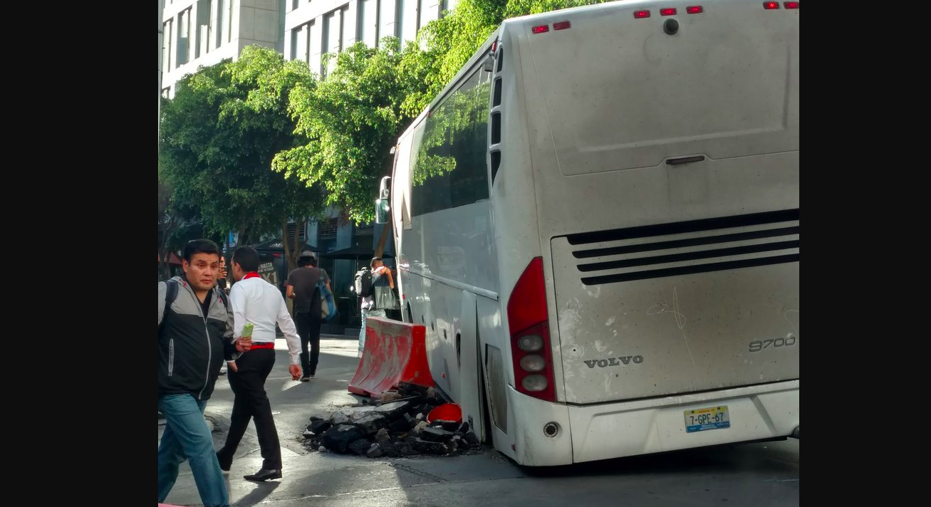Camión queda atrapado en socavón en el Centro Histórico