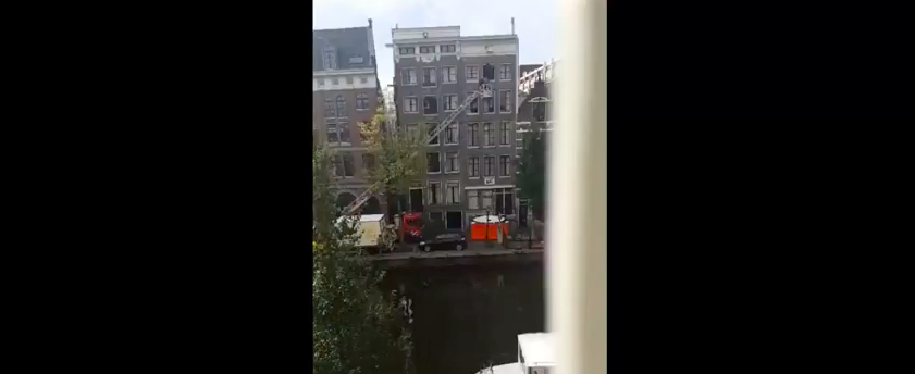 #Video Turista salta por la ventana tras consumir hongos en Ámsterdam