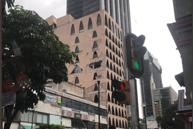 Inicia demolición de dos edificios dañados por sismo en Ciudad de México
