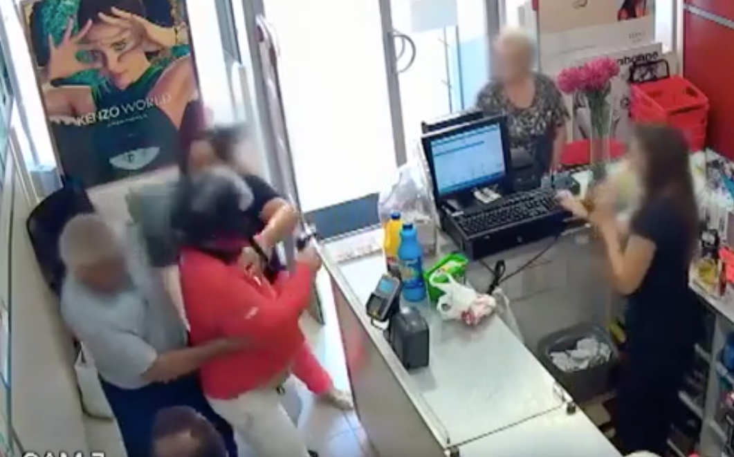 #Video Vecinos someten a ladrón a bolsazos