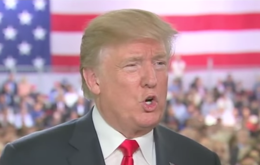 Trump falta al respeto a bandera de EE.UU. durante entrevista