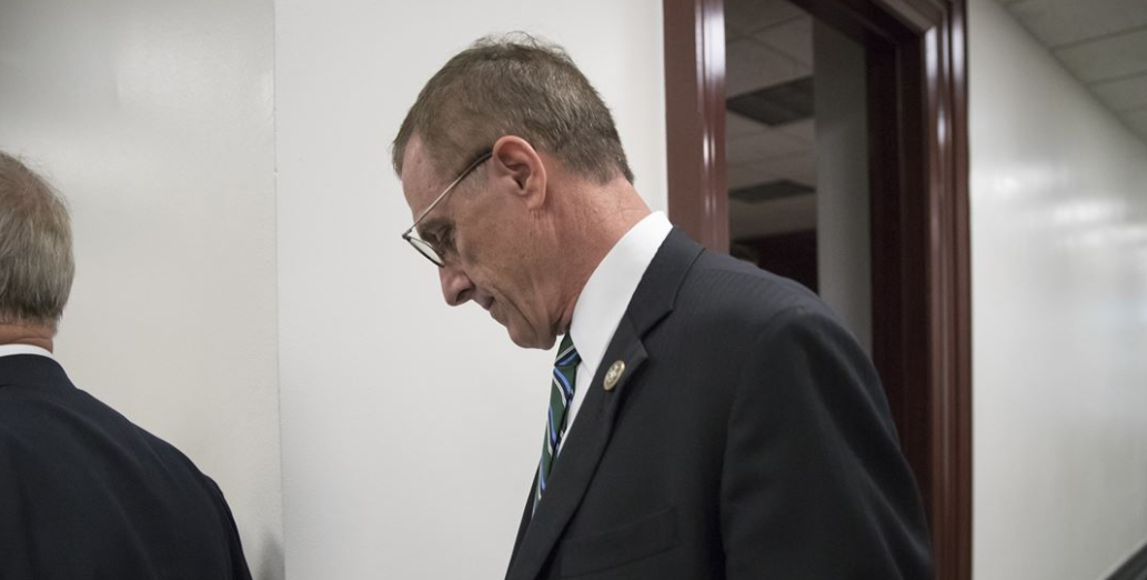 Legislador provida renuncia tras pedir a amante que abortara