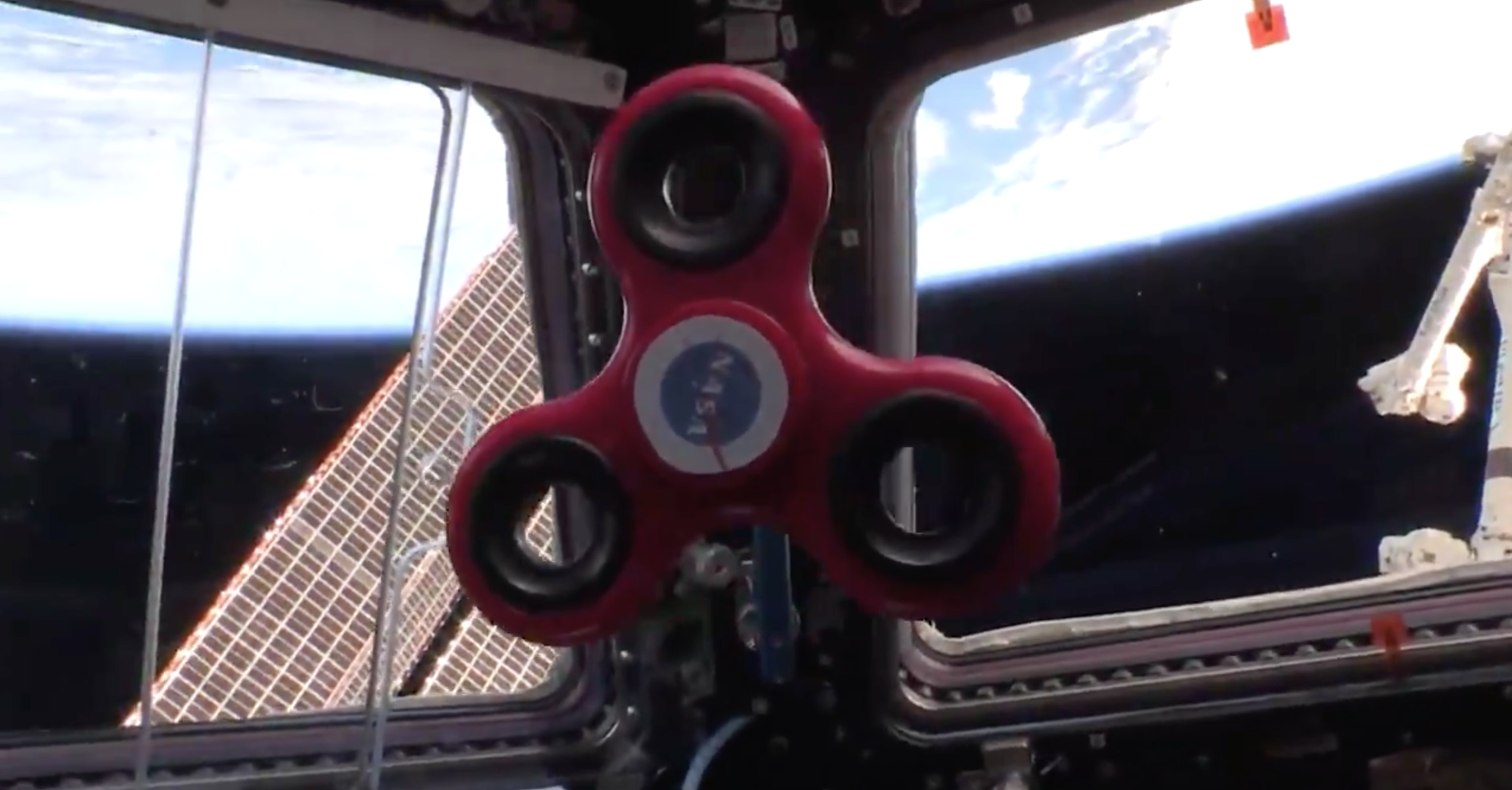 #Video Astronauta juega con fidget spinner en Estación Espacial