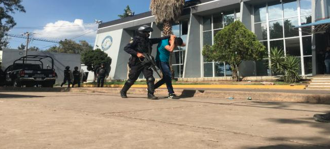 Detienen a 60 normalistas en Morelia