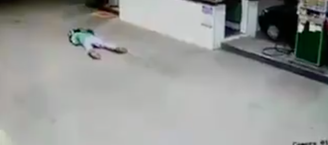 #Video Hombre abate a asaltante en gasolinera