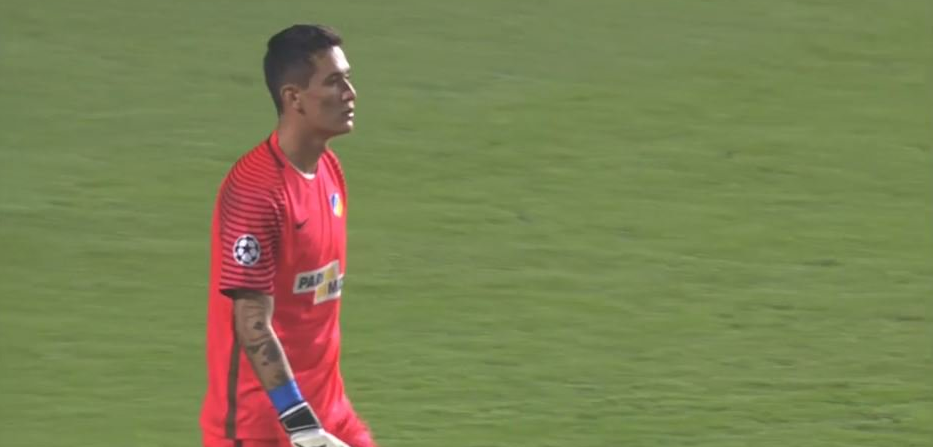 Raúl Gudiño se convierte en el primer portero mexicano en jugar Champions