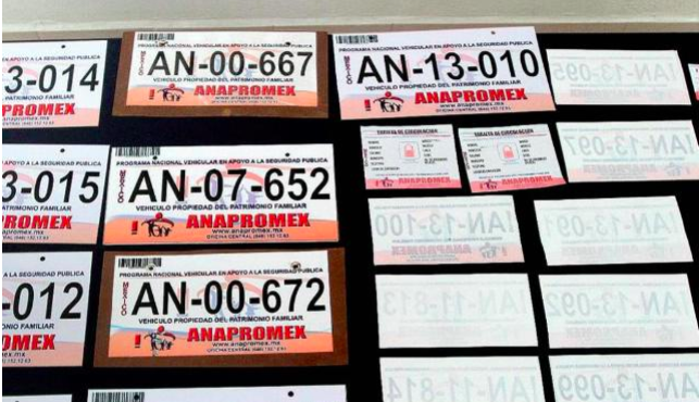 SAT alerta sobre engomados y placas apócrifos para autos ilegales