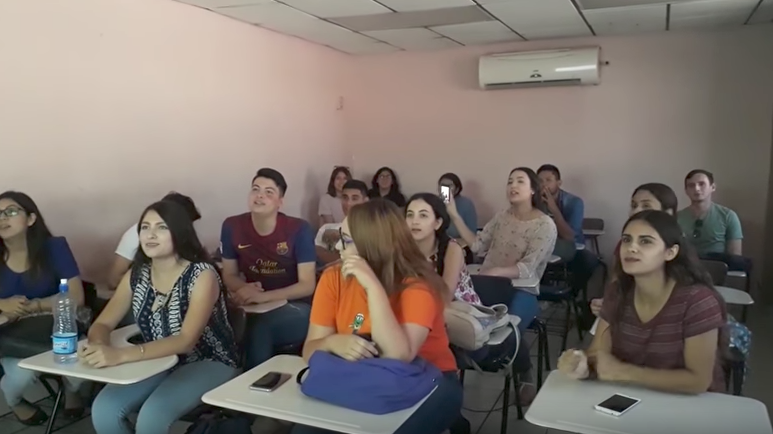 #Viral Maestra traduce La Chona al inglés