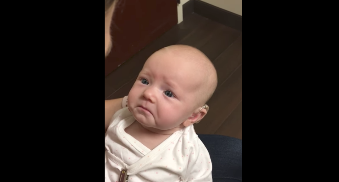 #Viral La reacción de una bebé al escuchar a su madre por primera vez