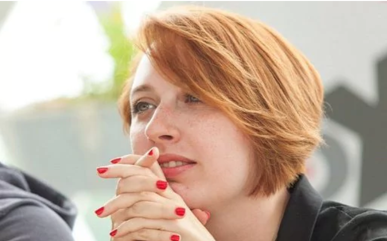 Apuñalan a periodista radiofónica en Moscú