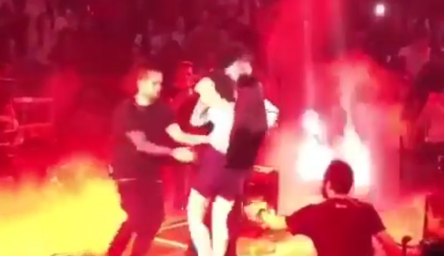 #Video Maluma rechaza a fanática durante concierto en Guadalajara