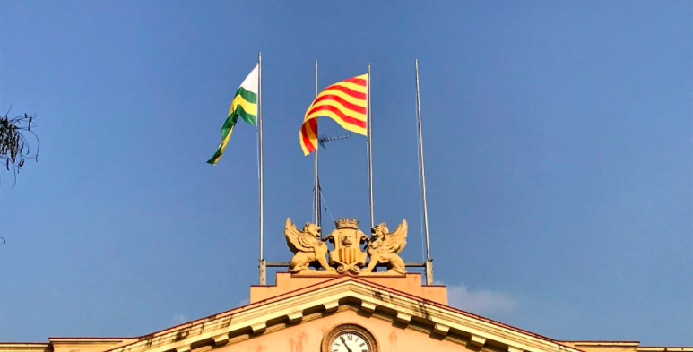 #Video Retiran bandera de España de ayuntamiento de Sabadell
