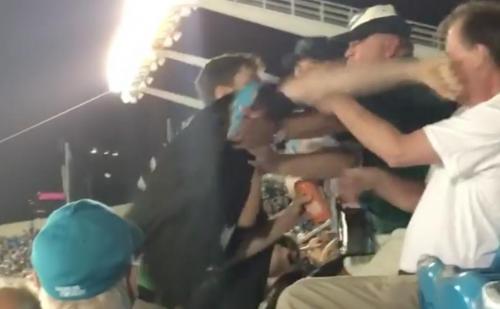 #Video Detienen a aficionado de las Panteras por agresión en estadio