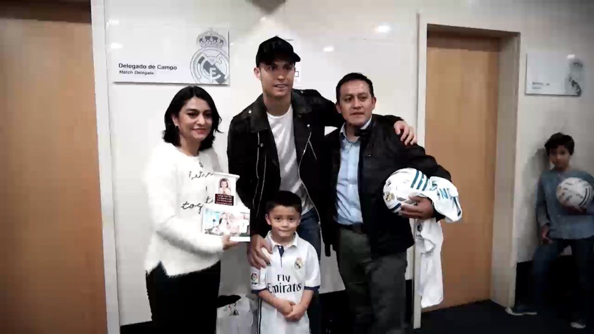 Cristiano Ronaldo recibe a padres de niño víctima del sismo