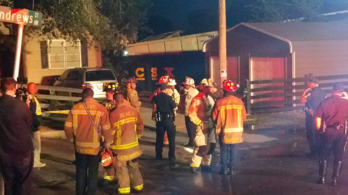 Tren se descarrila y choca contra casa en EE.UU.