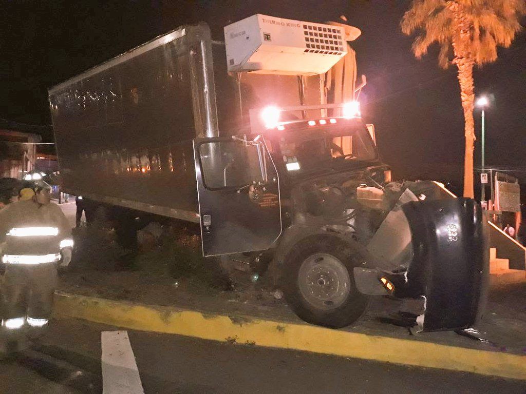 Tráiler embiste a automóvil y conductor muere en Milpa Alta - DNDydajU8AAYXwQ